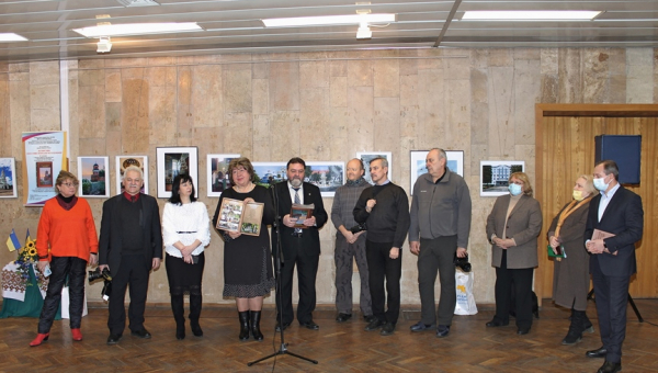 Дубно на світлинах у головній книгозбірні України